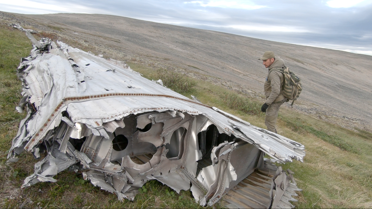 Крыло самолета «Дуглас», разбившегося в 1943 году на трассе Алсиб в районе Чукотки. Фото: Алексей Никулин