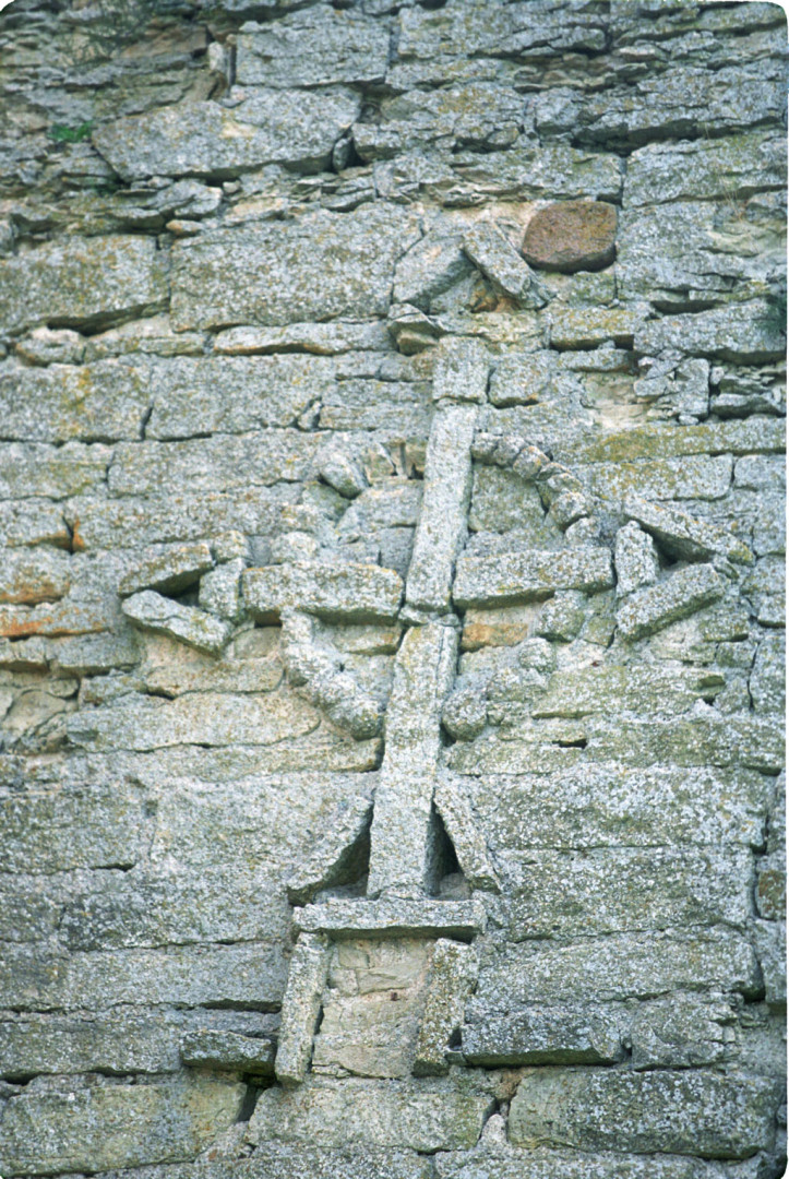 Крест на стене крепости. Фото: Александр Лыскин