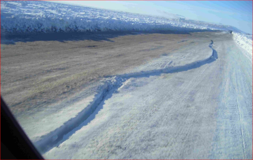 Федеральная ледовая дорога через Анадырский лиман. Фото: А. Евстифеев,  ведущий инженер-гидролог Чукотского УГМС