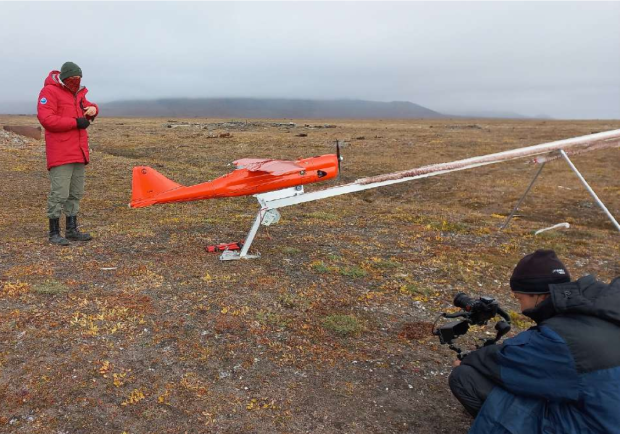 Подготовка беспилотного летательного аппарата для авиаучета белых медведей. Фото предоставлено участниками экспедиции
