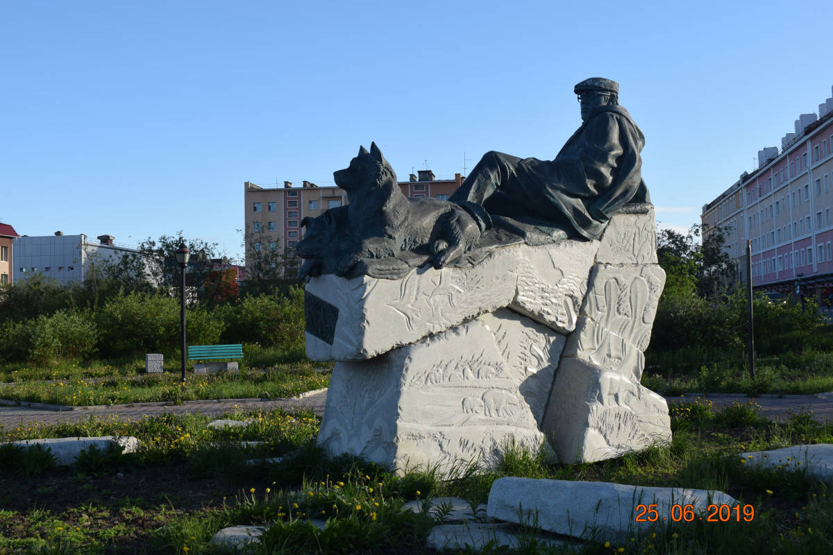 Памятник Ю. Рытхэу. Фото: О. Батищева