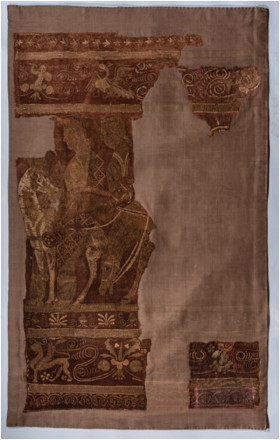 Фрагмент шерстяной ткани «Всадники». I век до н. э. Государственный Эрмитаж