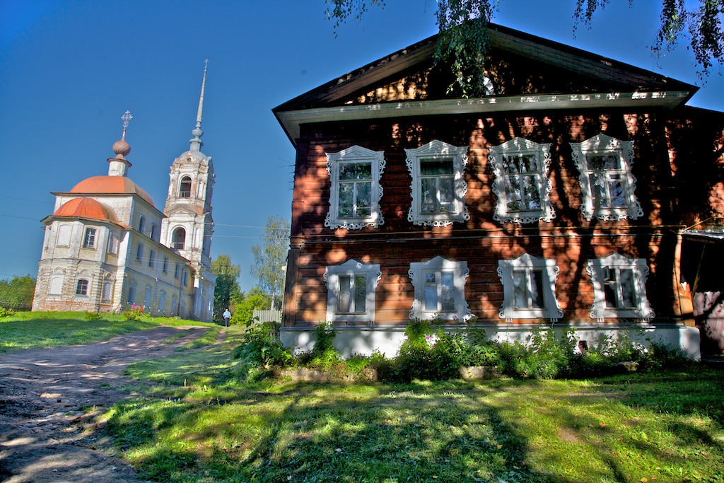 Слева Крестознаменская церковь. XVIII–XIX века. Фото: Александр Лыскин