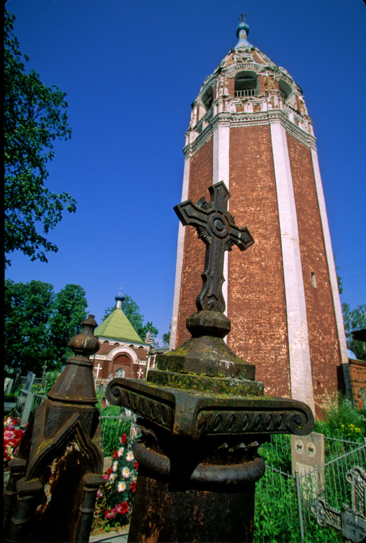 Старое кладбище и колокольня Казанской церкви в Устюжне. Фото: Александр Лыскин