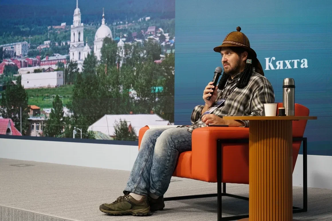 Ilya Buyanovsky talking with the guests of the festival. Photo: Anna Yurgenson/RGS press service