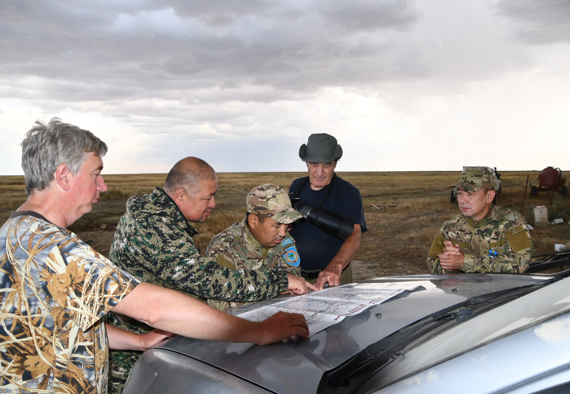 Александр Чибилёв (второй справа) со своими казахстанскими коллегами. Фото: Дмитрий Грудинин