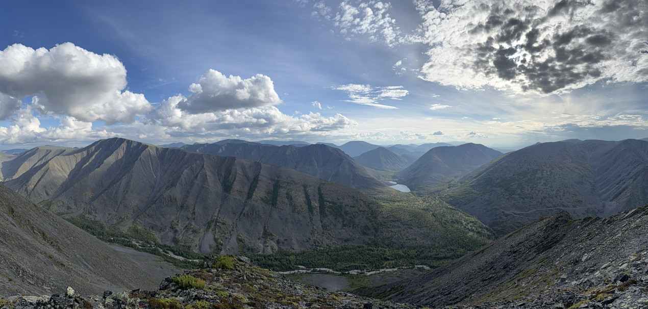 Панорама Удоканского хребта, где обнажены древнейшие отложения планеты возрастом ~1,9 млрд лет, в которых найдены крупные и сложные загадочные образования возможного биологического происхождения. Фото: А. Колесников