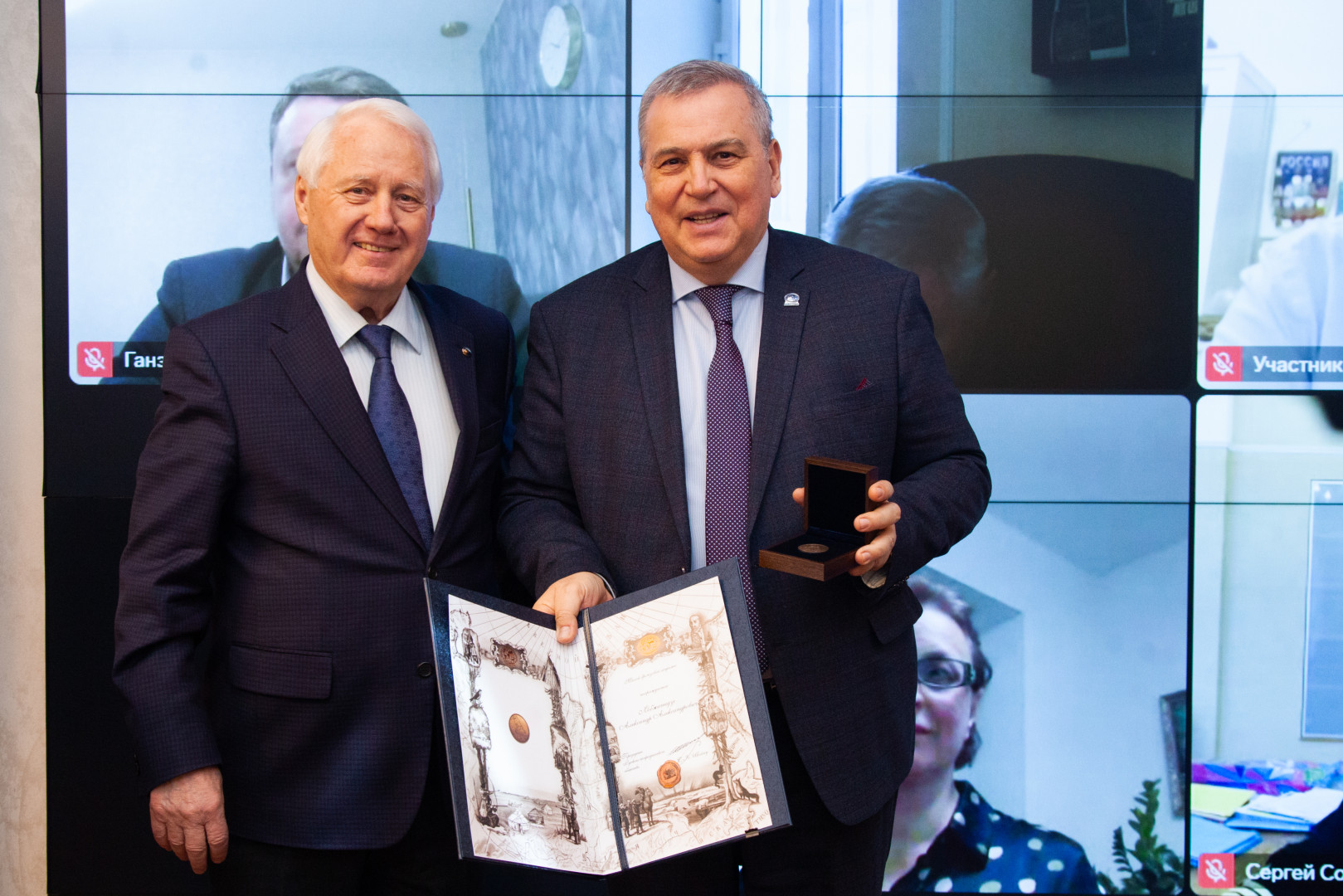 Nikolai Kasimov presents an award of the Russian Geographical Society to Valery Tishkov. Photo: Anna Yurgenson / RGS press service
