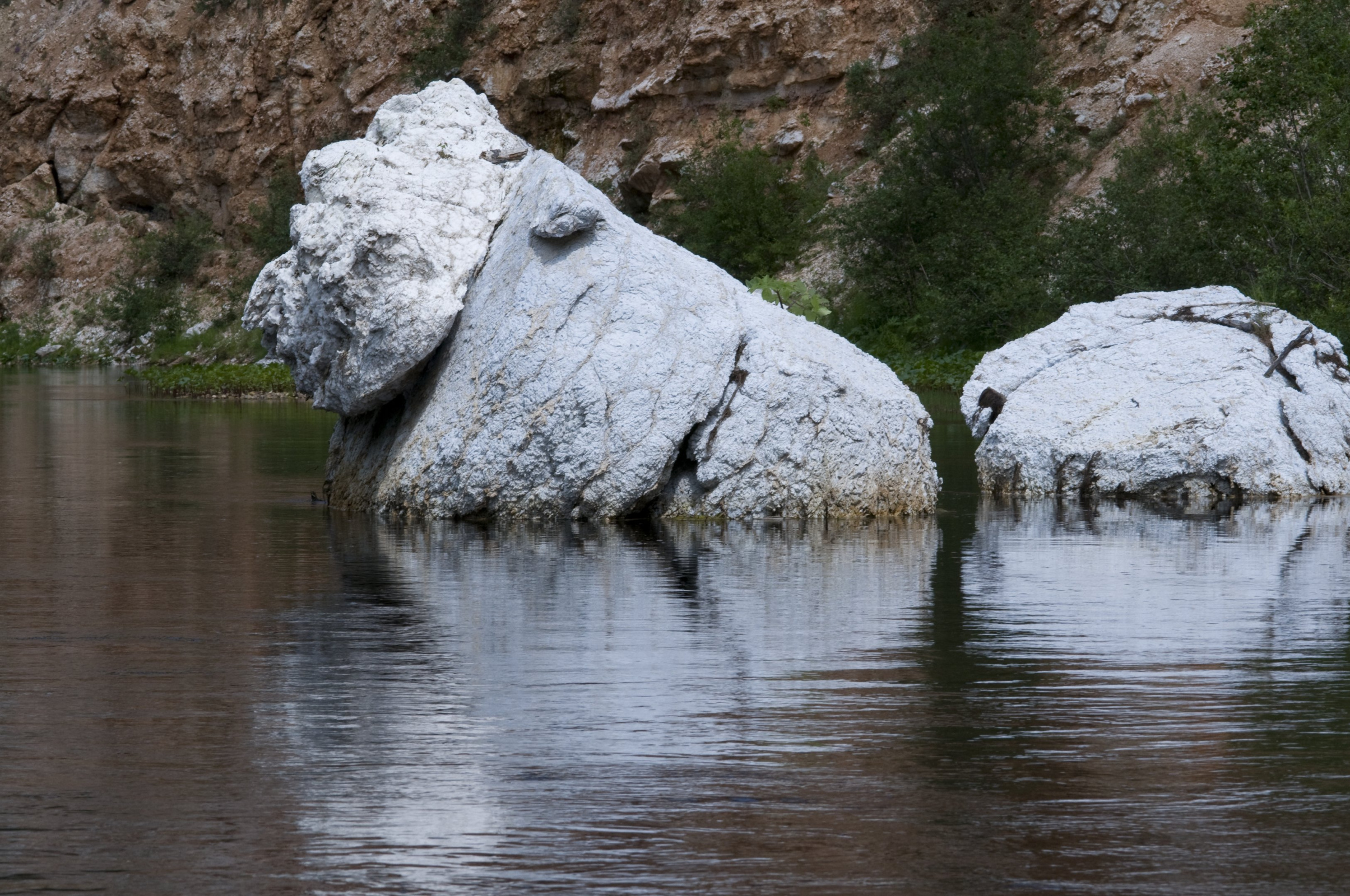 Глыбы гипса в речной воде интенсивно растворяются и принимают самые причудливые формы. Фото: Владимир Горбатовский