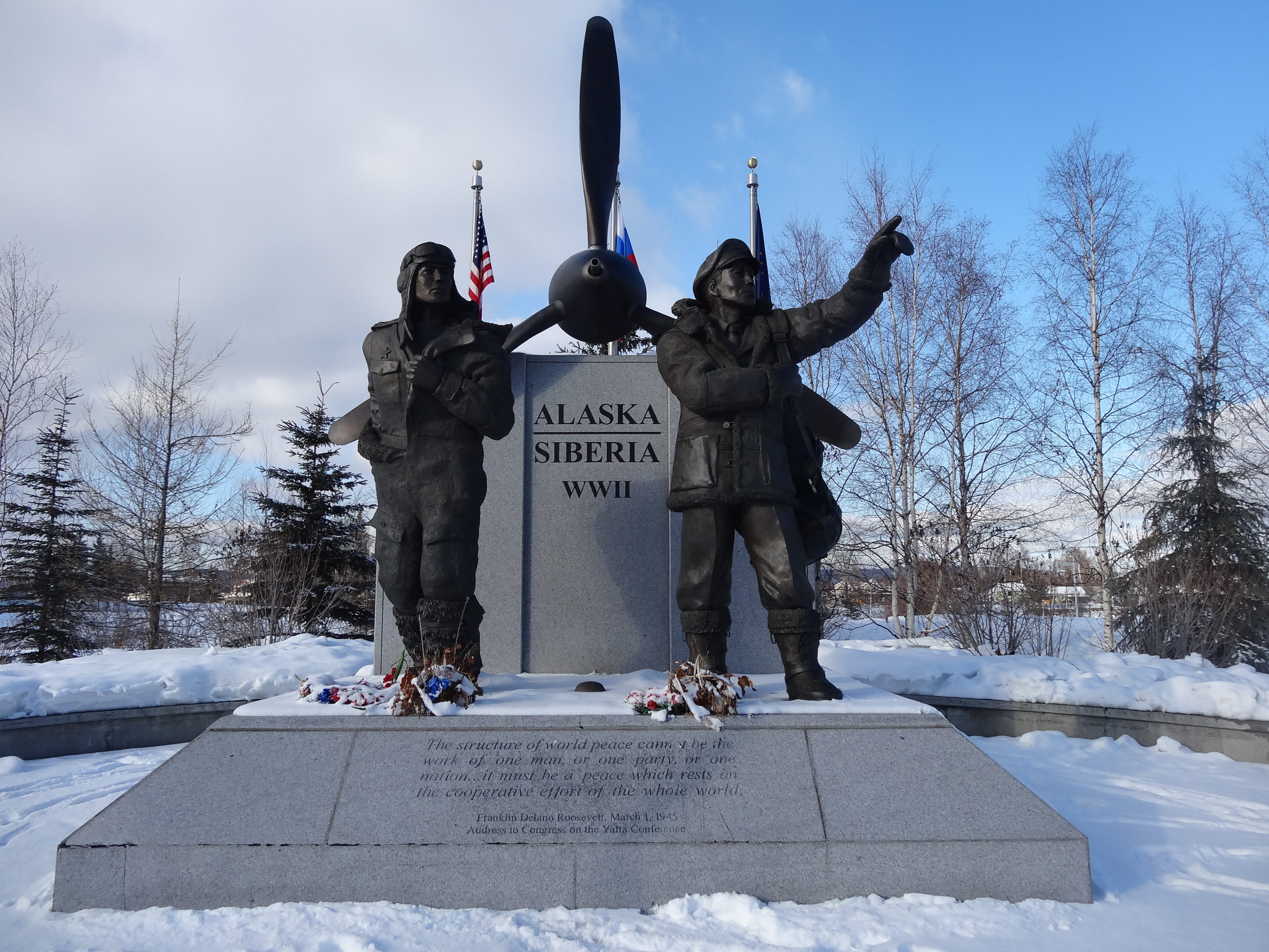 Памятник лётчикам Алсиба в городе Фэрбенксе на Аляске. Фото: Анатолий Кочнев