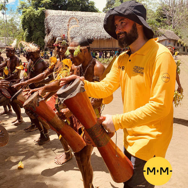 Traditional sing-sing dance with tambourines. Photo provided by the Miklukho-Maklai Foundation/ mikluho-maclay.org