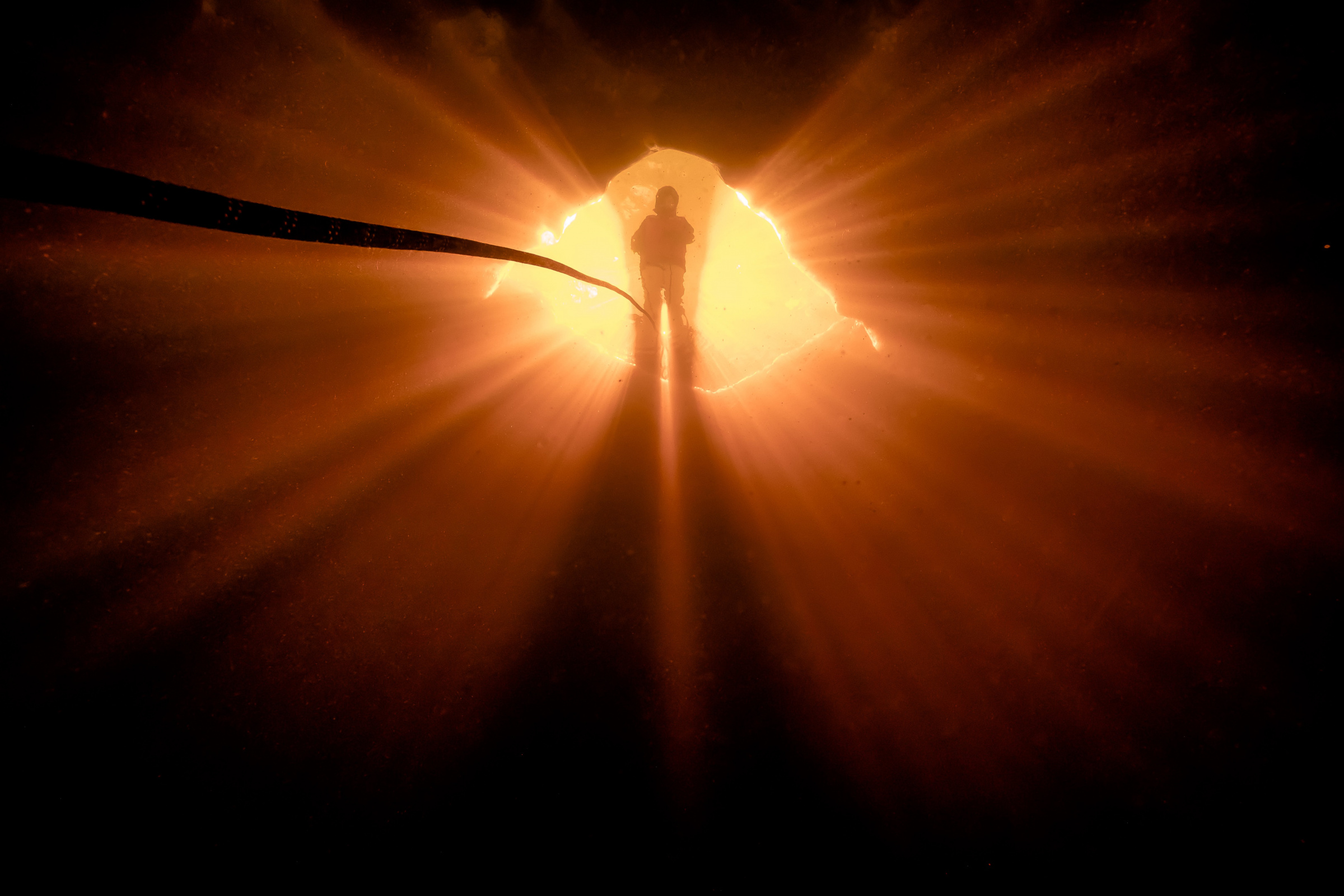 Для подводных изысканий дайверы используют особое снаряжение, в том числе мощные фонари. Фото: Иван Боровиков