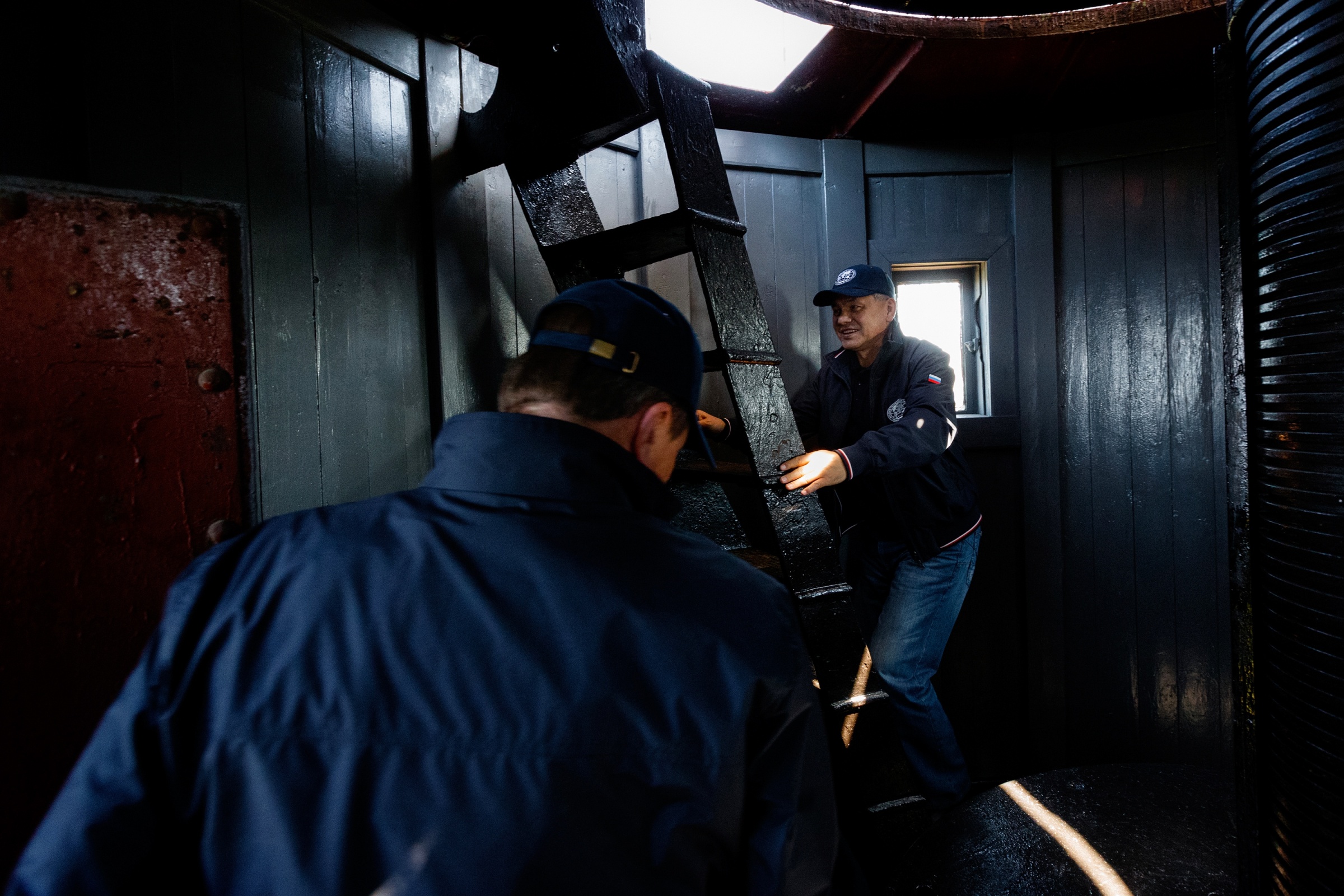 Президент РГО Сергей Шойгу оценивает состояние маяка на острове Большой Тютерс. Фото: Вадим Гришанкин