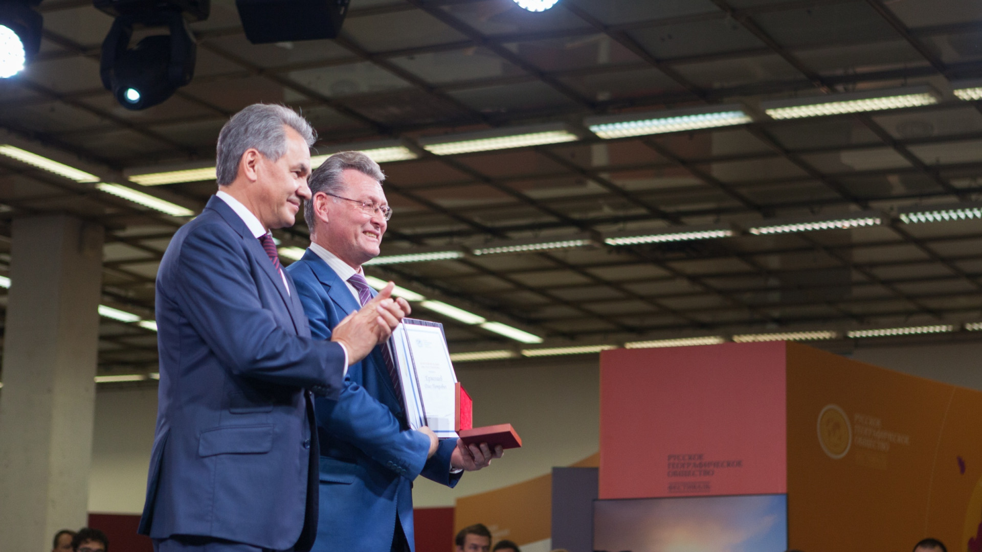 Sergei Shoigu presents a medal to Oleg Yermolaev
