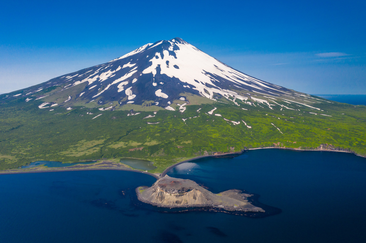 Вулканы Алаид и Такетоми (на переднем плане). Фото: Дмитрий Баландин, участник конкурса РГО 