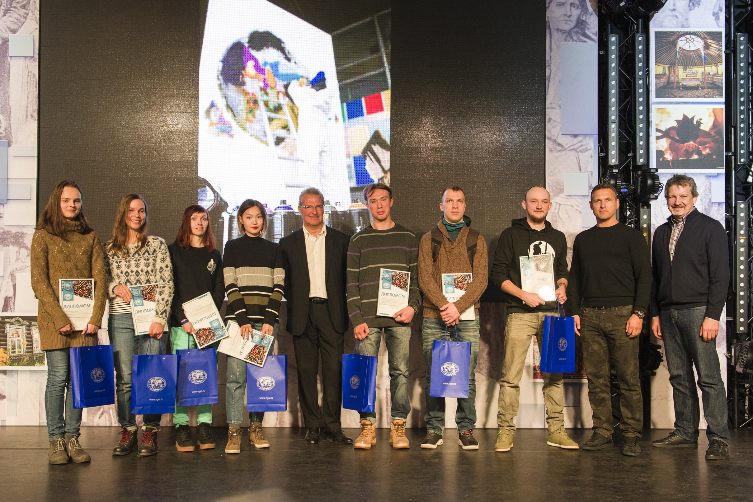 Финалисты конкурса граффити и члены жюри. Фото: пресс-служба РГО