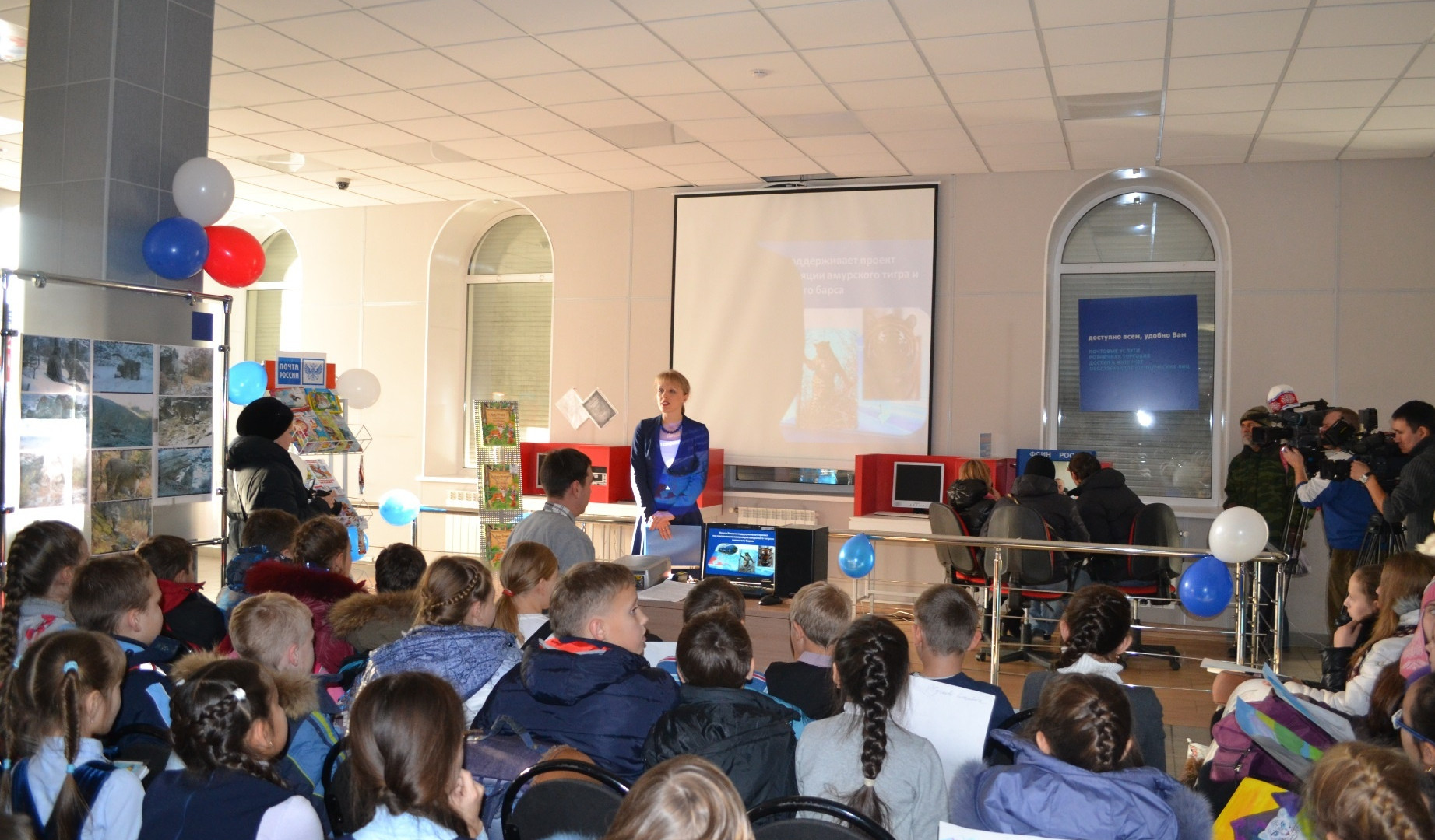 Daria Tsilina speaks to children
