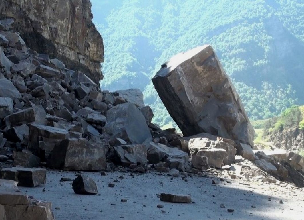 Камнепад на горной дороге. Фото предоставлено Дагестанским республиканским отделением РГО
