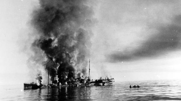 Ледокол «Александр Сибиряков» после боя с немецким крейсером «Адмирал Шеер». Фото: waralbum.ru