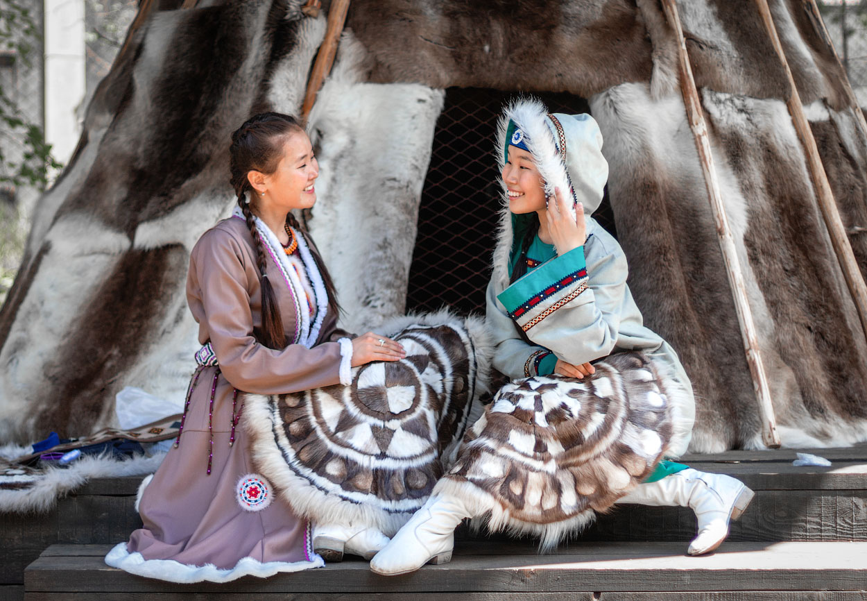 Эвенкийки в традиционных костюмах у зимнего чума. Фото: vk.com/nash_etnomuzey