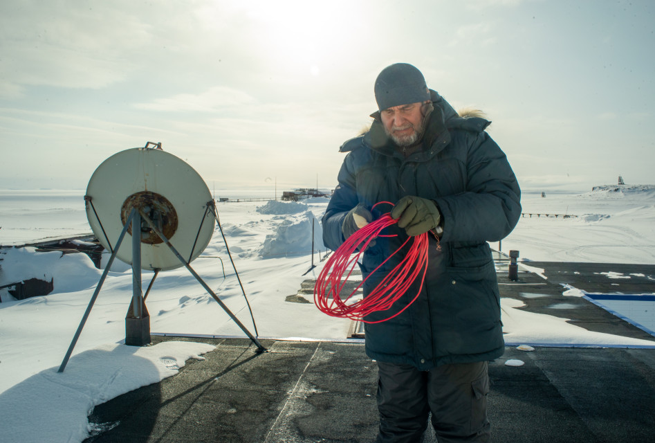 Albert Yanakov, a scientist at the IKI RAS, during the installation of space weather monitoring equipment. Photo: Vadim Shtrik / GeoPhoto