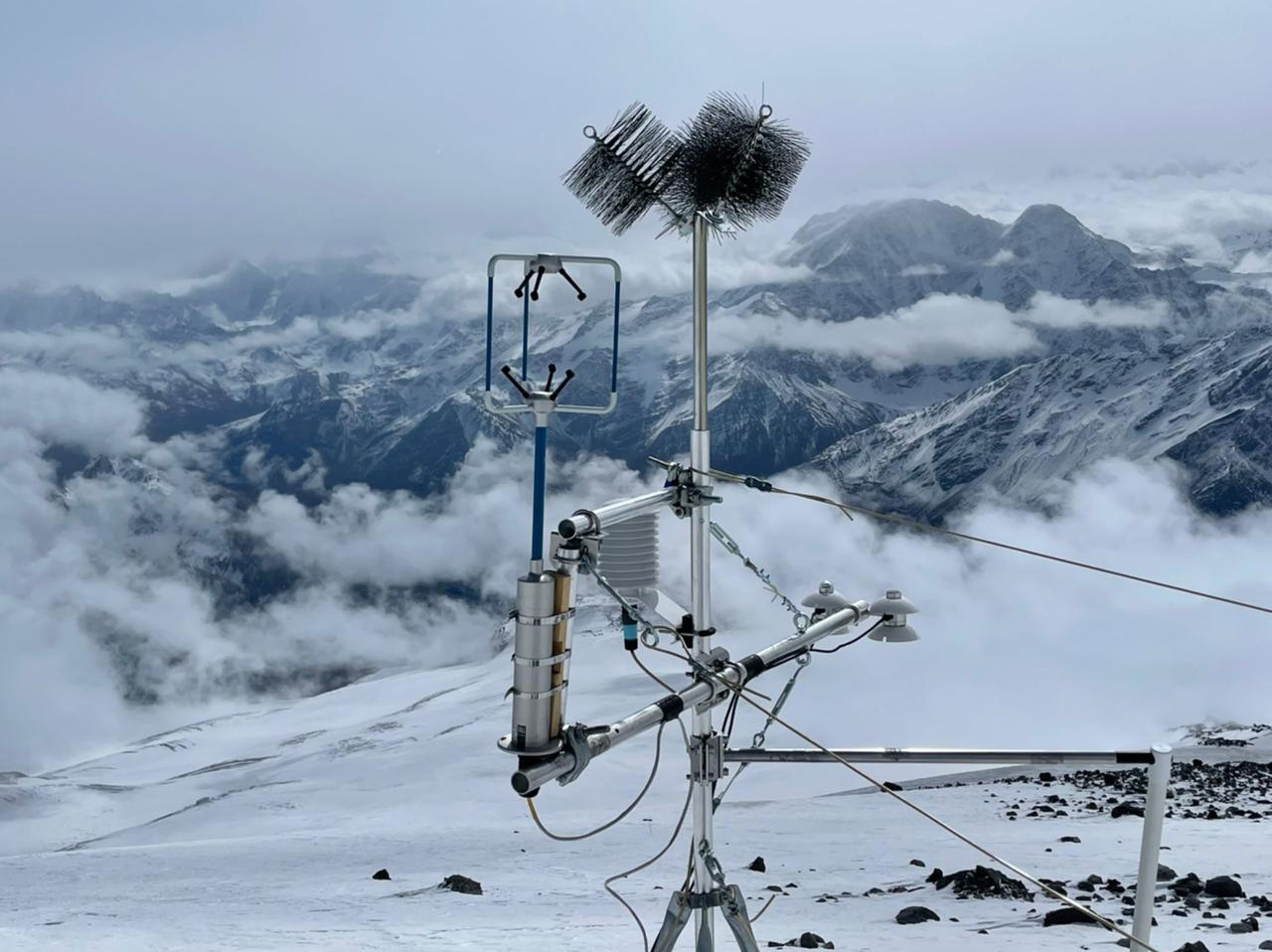 Автономный метеокомплекс на южном склоне Эльбруса. Фото: архив кафедры метеорологии и климатологии