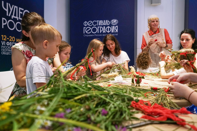 В год 180-летия Общества, с 12 по 20 июля 2025 года, на площадке московского парка «Зарядье» состоялся VI Фестиваль РГО. Фото: Анна Юргенсон / пресс-служба РГО