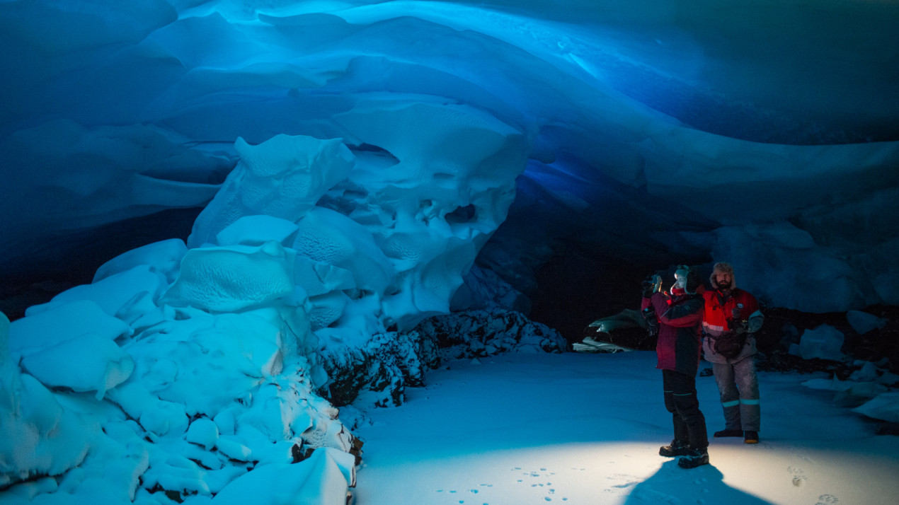 Экспедиция РГО на Землю Франца-Иосифа 2025, ледниковые пещеры. Фото: Вадим Штрик, GeoPhoto