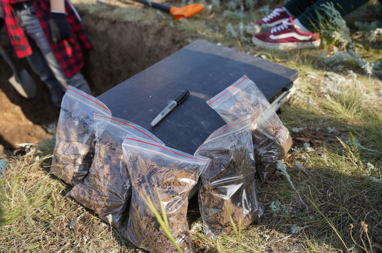 В ходе экспедиции добровольцы отбирали образцы почв для проведения исследований в лаборатории. Фото предоставлено добровольцами - участниками экспедиции
