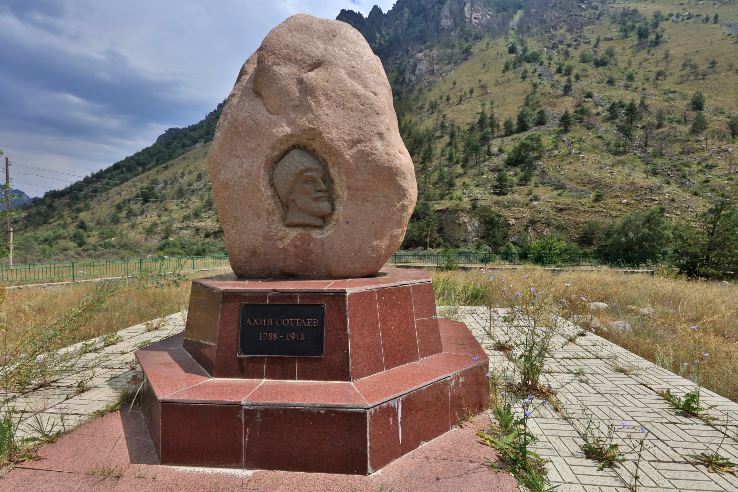 Памятный валун А. Соттаеву на берегу реки Баксан. Фото: Владимир Горбатовский