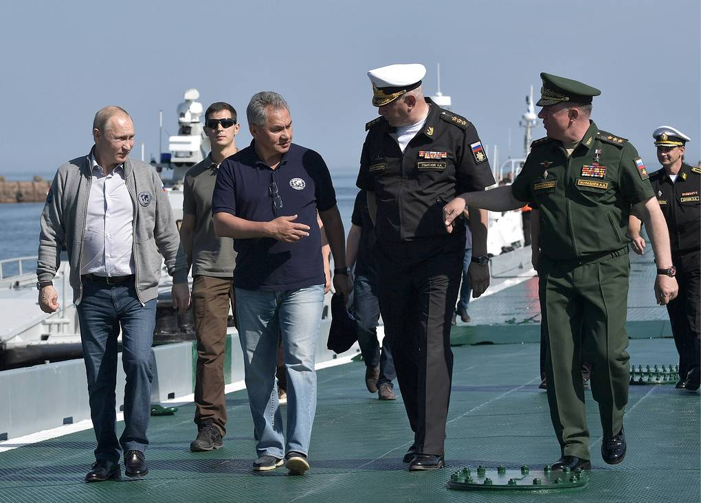 Президент РФ Владимир Путин и министр обороны РФ Сергей Шойгу после осмотра подводной лодки Щ-308
