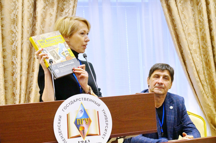 Секретарь Комиссии по географическому и экологическому образованию РГО Людмила Травина и председатель Пензенского областного отделения РГО Игорь Пантюшов. Фото: Борис Тишулин