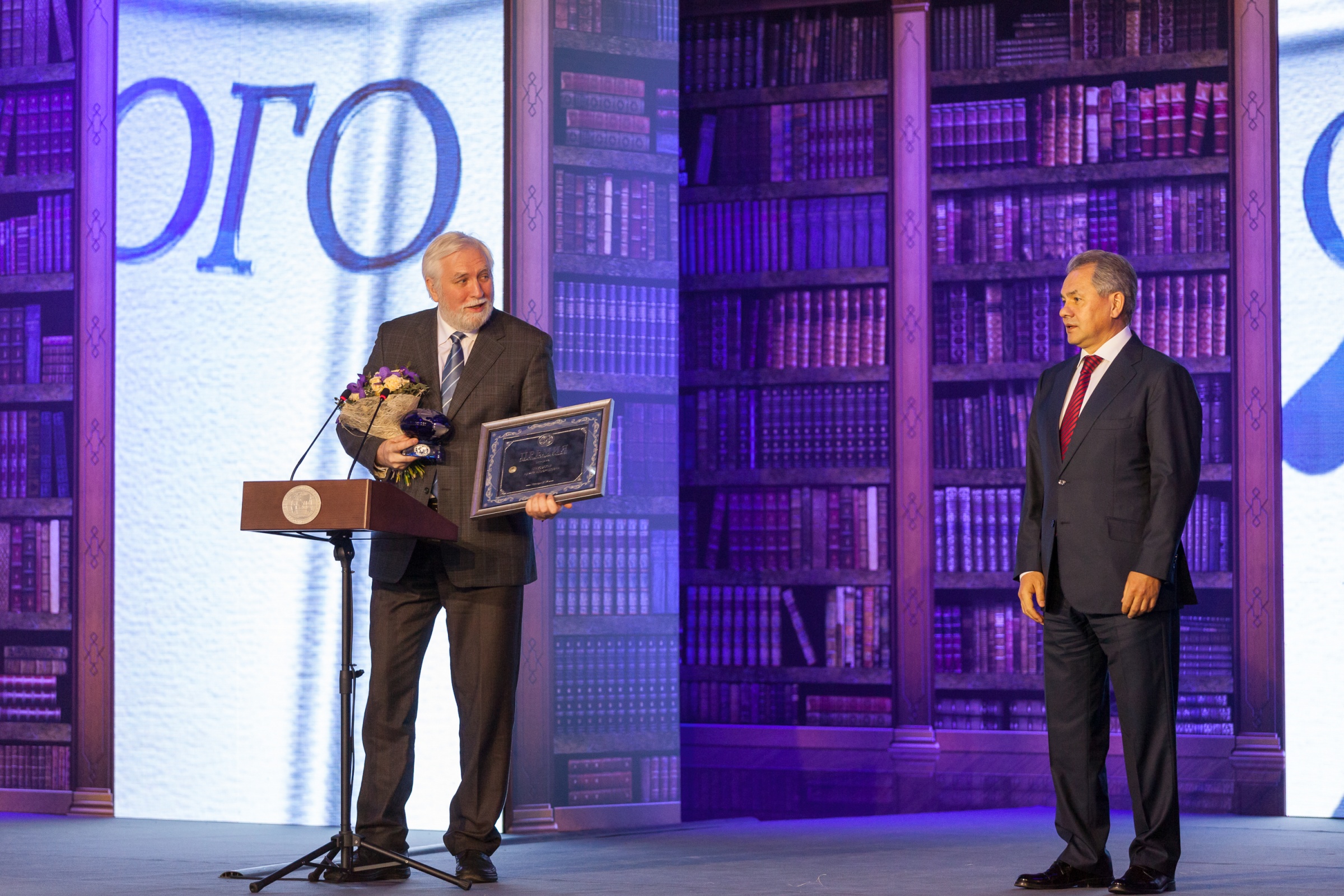 Президент РГО Сергей Шойгу (справа) и гляциолог Андрей Глазовский. Фото: Илья Мельников