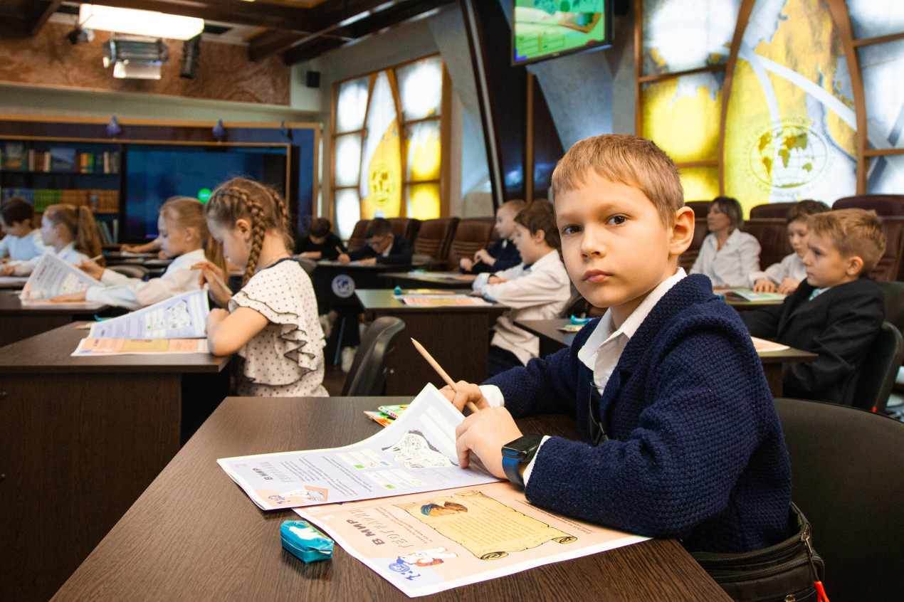 Участник урока географии в Штаб-квартире Русского географического общества в Москве. Фото: Анна Юргенсон/пресс-служба РГО