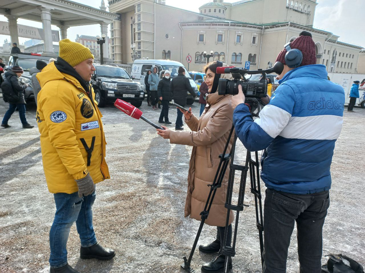 Участники пробега дают интервью. Фото: ГрандТур 