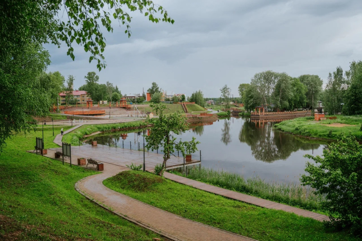 Деревянная набережная в Вытегре. Фото: vk.com/travelvologda