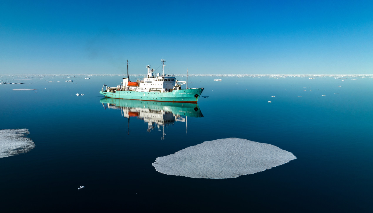The houseboat and laboratory complex of the expedition. Photo: Ilya Timin
