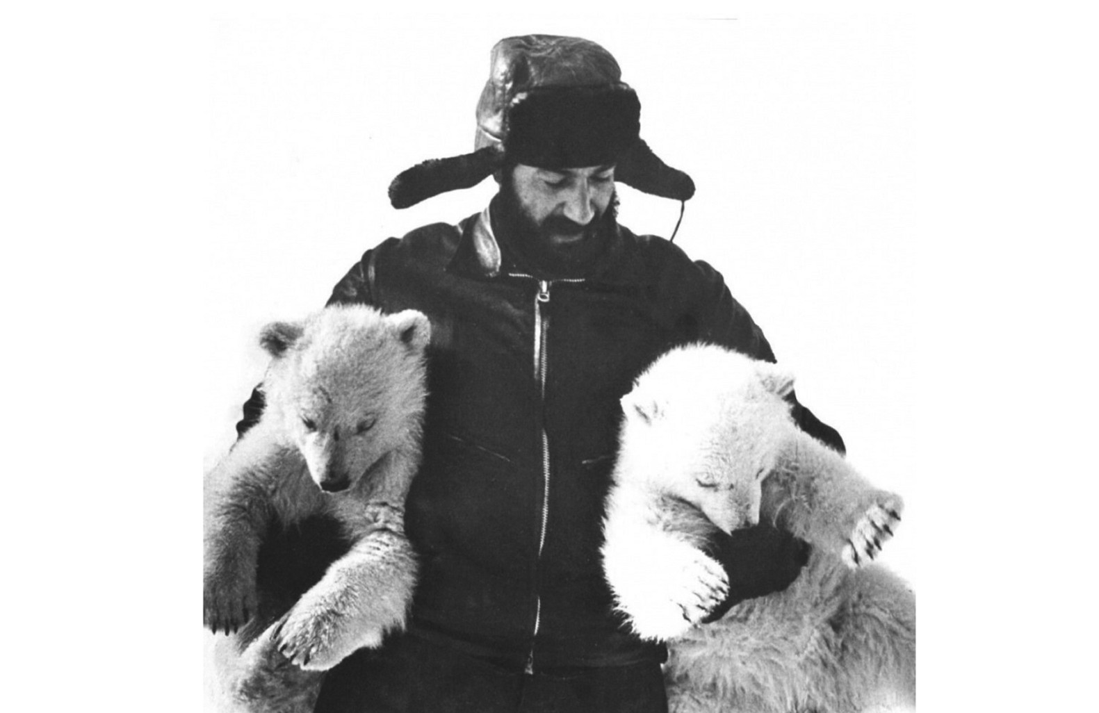 Артур Чилингаров с медвежатами Филькой и Машкой. Фото из личного архива Артура Чилингарова