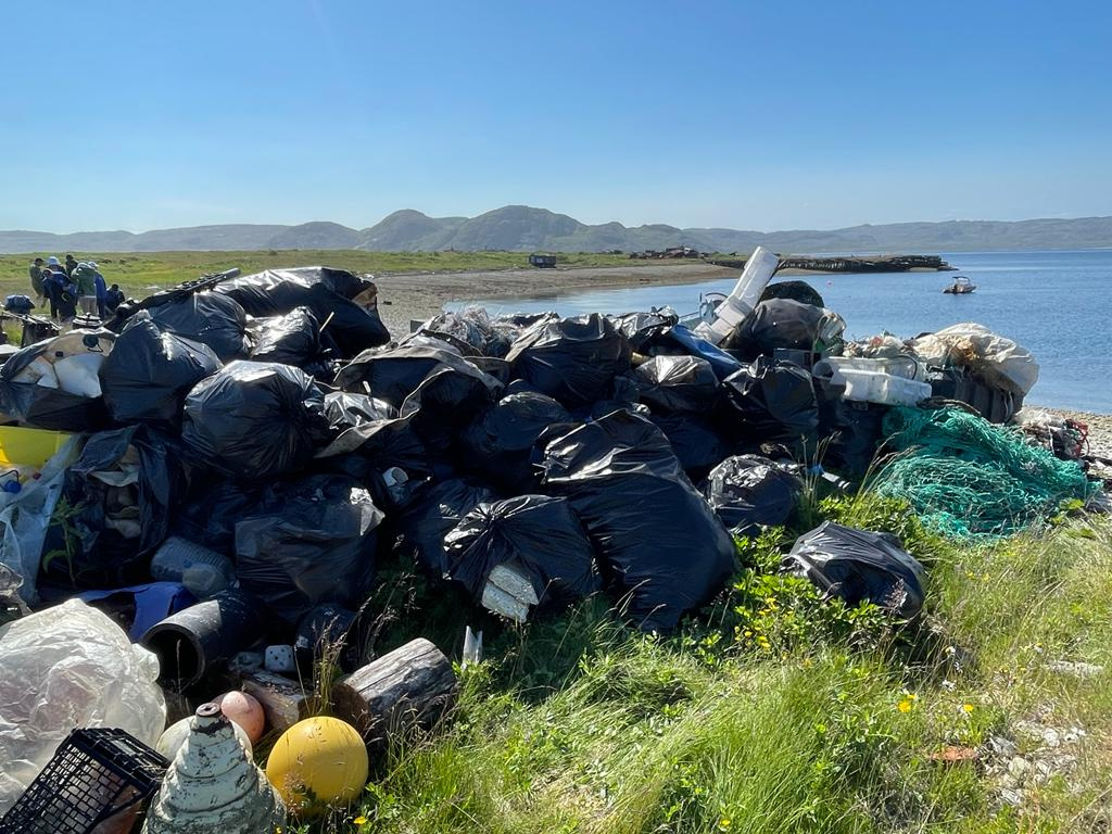 Добровольцы собрали на острове Кильдин шесть тонн пластика. Фото предоставлено участниками экспедиции 
