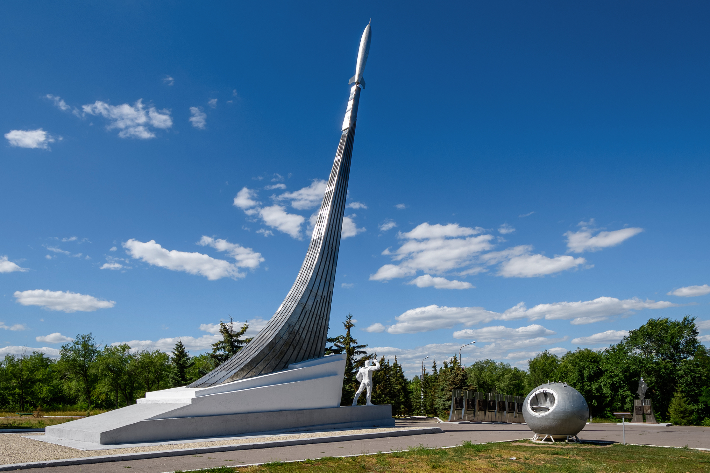 Город где памятник. Памятник приземление Гагарина в Энгельсе. Место приземления Гагарина в Энгельсе. Парк Юрия Гагарина Саратов. Парк приземления Гагарина Энгельс.