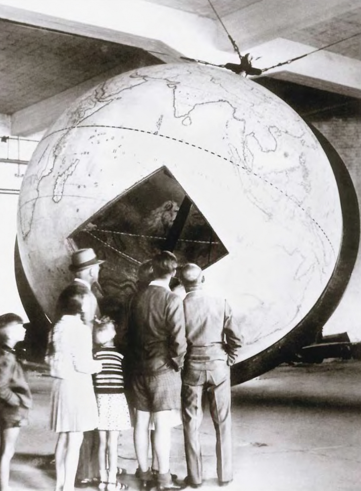 Глобус, выставленный в Германии в помещении Любекской газовой компании в июне 1947 г., перед отправкой в Ленинград. Иллюстрация из книги Э. П. Карпеева «Большой Готторпский глобус»