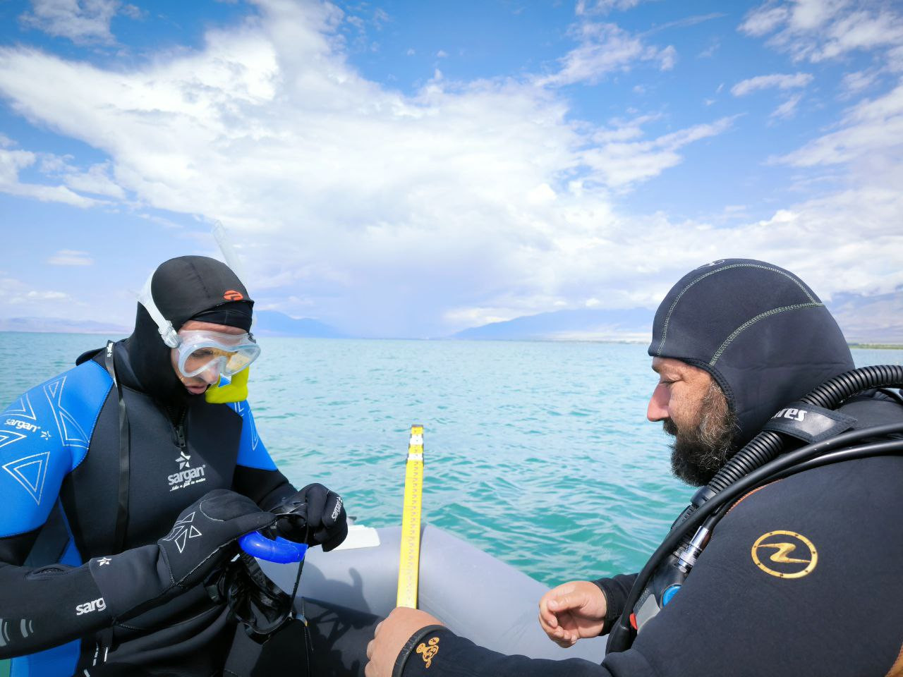 Фильм представит начальник экспедиции Меньшиков Максим (справа), младший научный сотрудник отдела сохранения археологического наследия Института археологии РАН. На протяжении последних двадцати лет руководит спасательными археологическими раскопками в различных регионах России, в том числе на Кавказе и в Крыму. Кроме того является руководителем Международной подводной археологической экспедиции на озере Иссык-Куль, которая с 2024 года проводится при поддержке РГО, участник международных археологических экспедиций в Ираке, Египте, Монголии, Туркменистане.