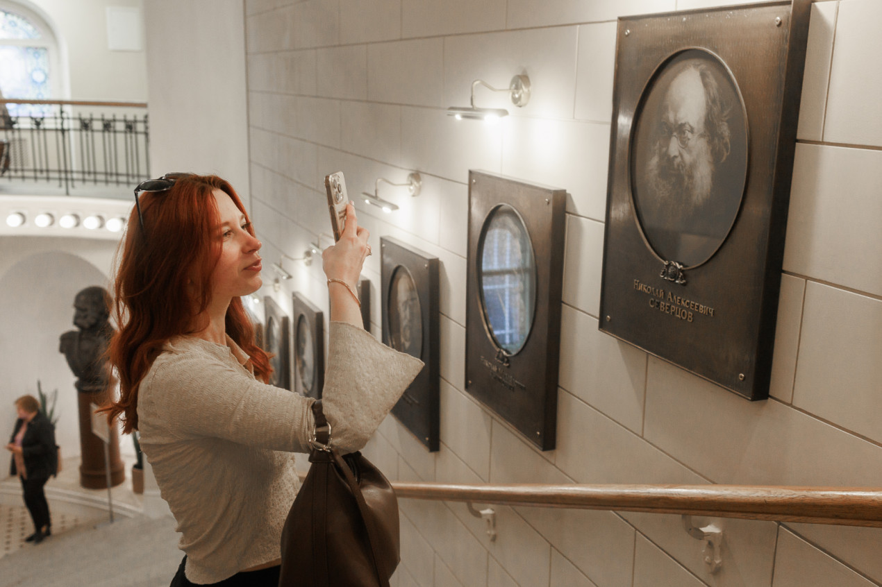 На экскурсии по историческому зданию. Фото: пресс-служба Штаб-квартиры РГО в Санкт-Петербурге