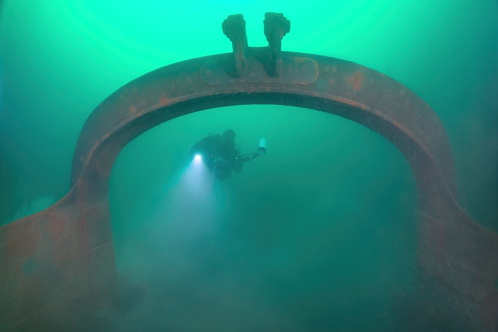 Главный экспонат подводного парка «Янтарный» — гигантский ковш экскаватора, который когда-то работал в карьере. Фото: Андрей Носик