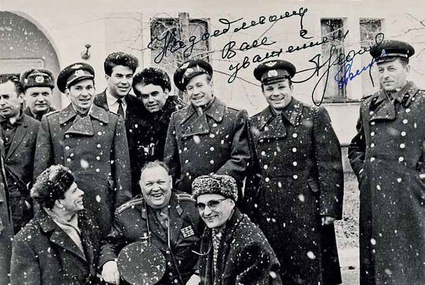 Василий Песков (в центре в шапке) с первыми космонавтами. Фото из архива ИД 