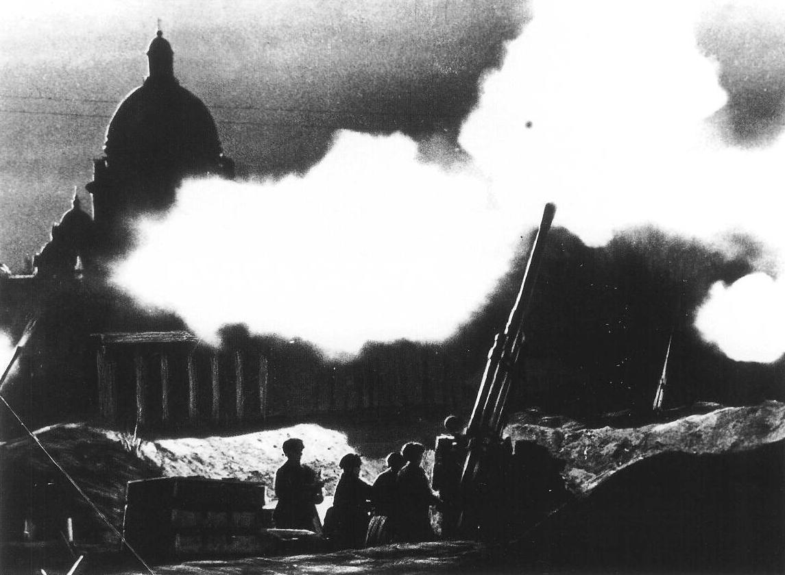 Зенитный расчёт ведёт огонь в окрестностях Исаакиевского собора во время обороны Ленинграда в 1941 году