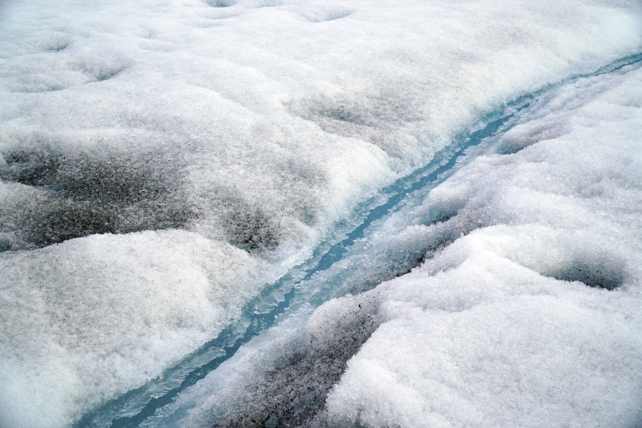 При помощи изотопов можно определить, какую часть в стоке рек составляют грунтовые воды, сколько воды попадает в них за счет осадков и в результате таяния мерзлоты и ледников. Фото: Дарья Зарецкая 