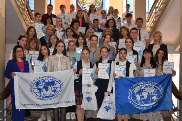 Участники церемонии награждения. Фото: отделение РГО в ЛНР / А. Волобуева