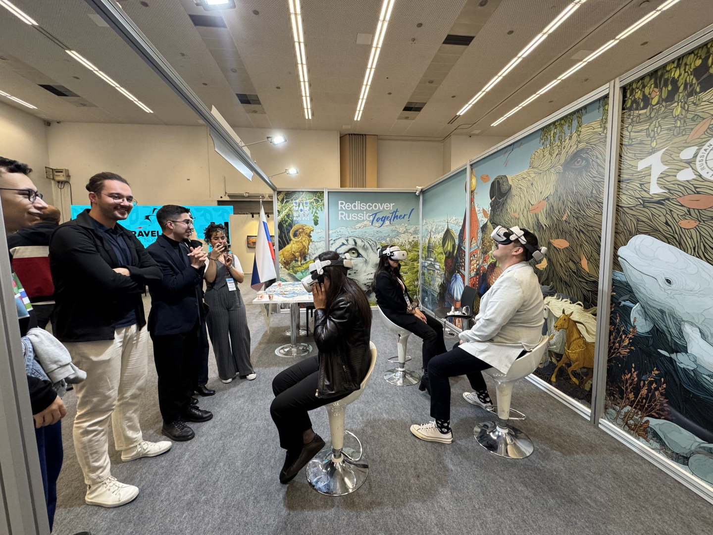 Гости выставки у стенда Русского географического общества. Фото: пресс-служба РГО