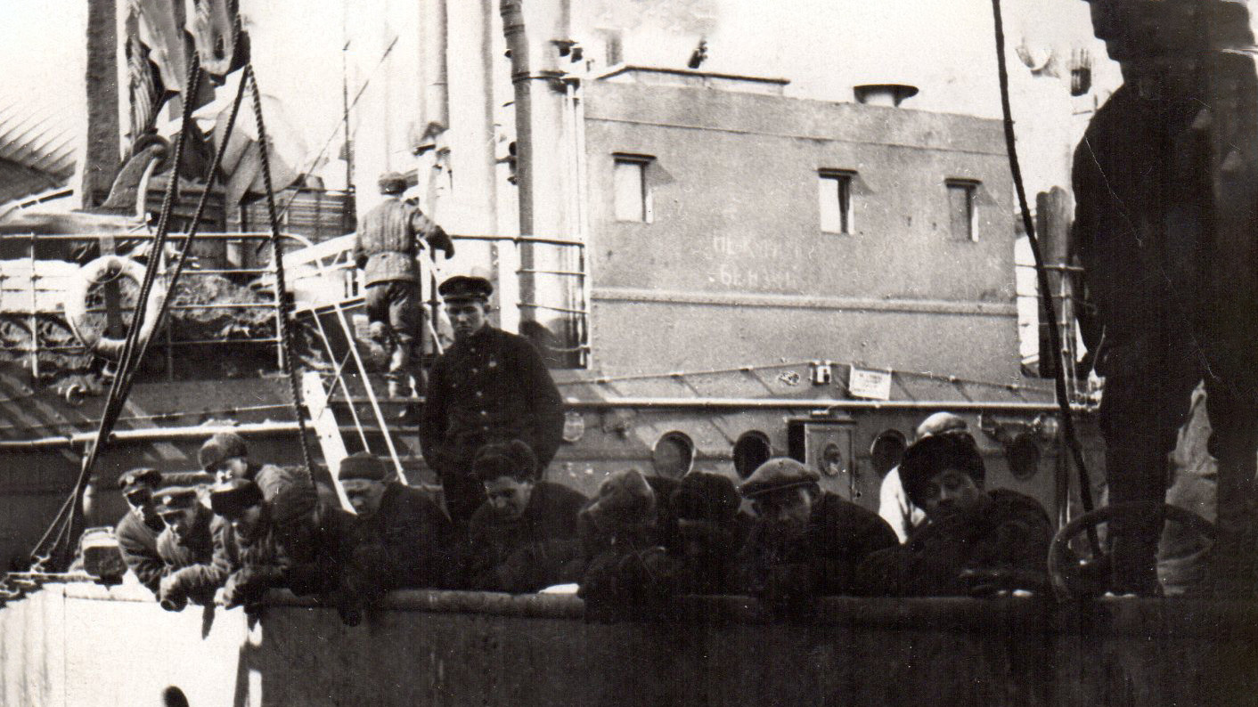 Спасённые на борту ледокола. Фото: https://goskatalog.ru